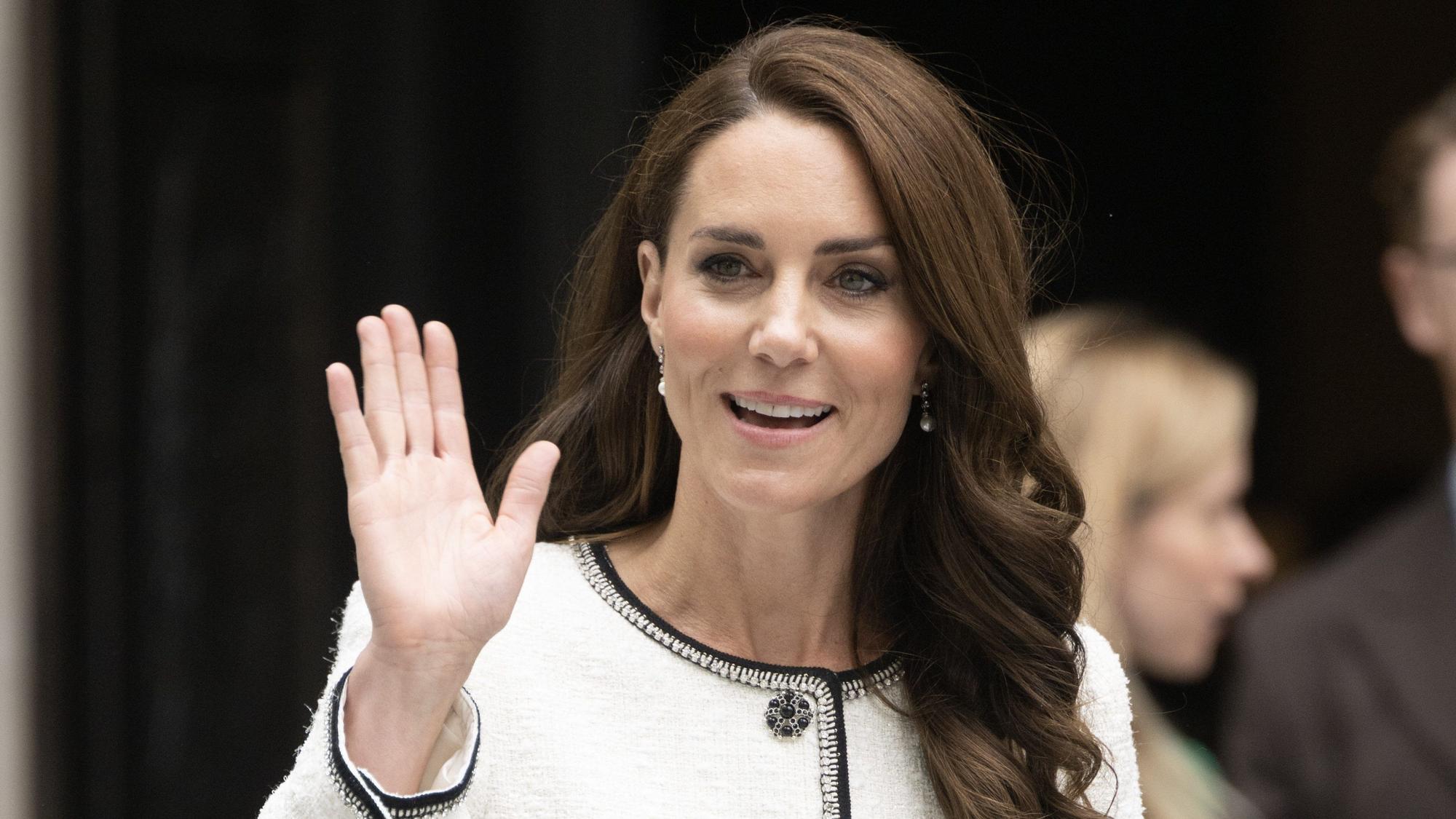 Kate (r), Prinzessin von Wales, winkt bei einem Besuch zur Wiedereröffnung der National Portrait Gallery nach einem dreijährigen Renovierungsprogramm.