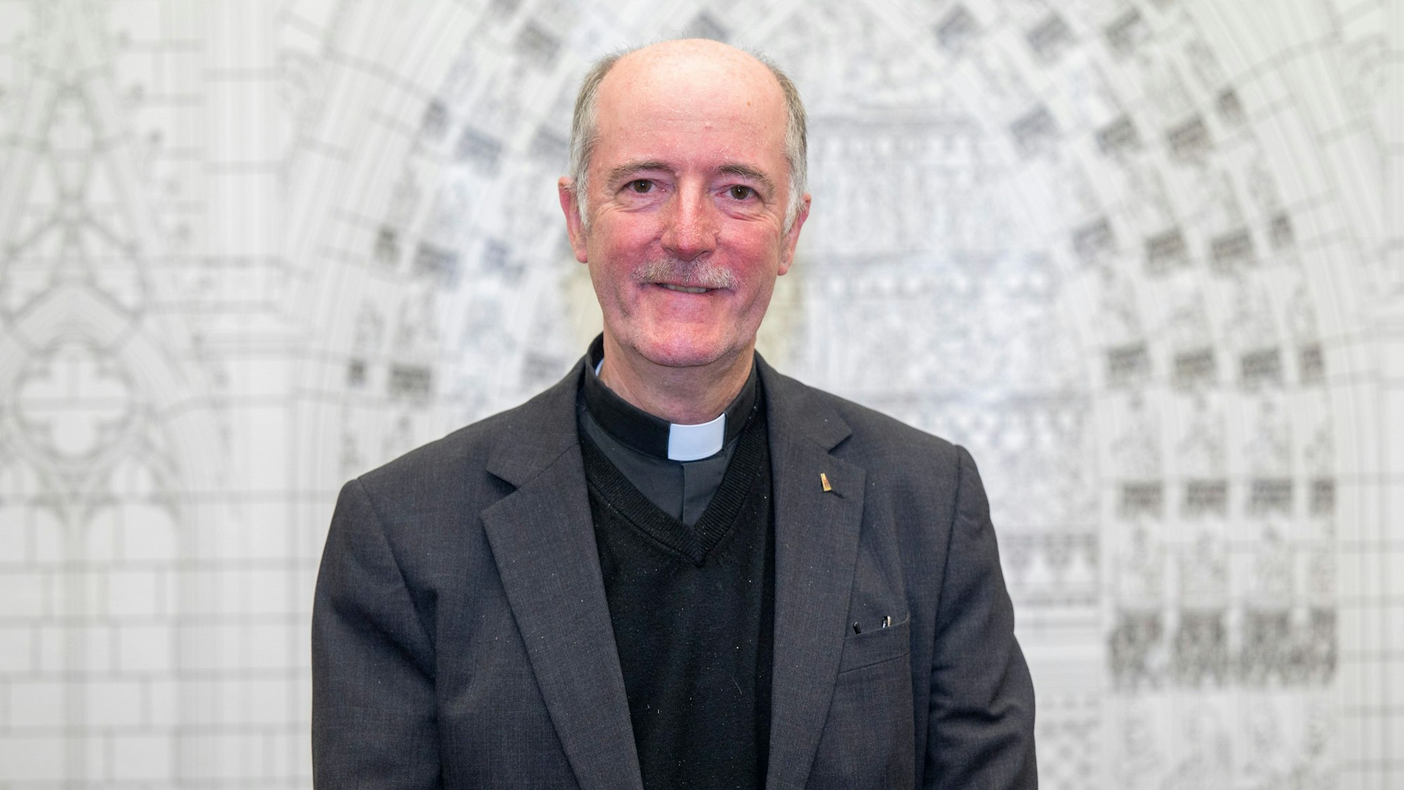 Der Kölner Domprobst Guido Assmann schaut in die Kamera.