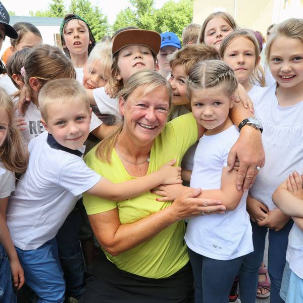 Umringt von Kindern: Birgit Jürgens geht in den Ruhestand.