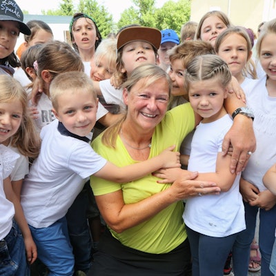 Umringt von Kindern: Birgit Jürgens geht in den Ruhestand.