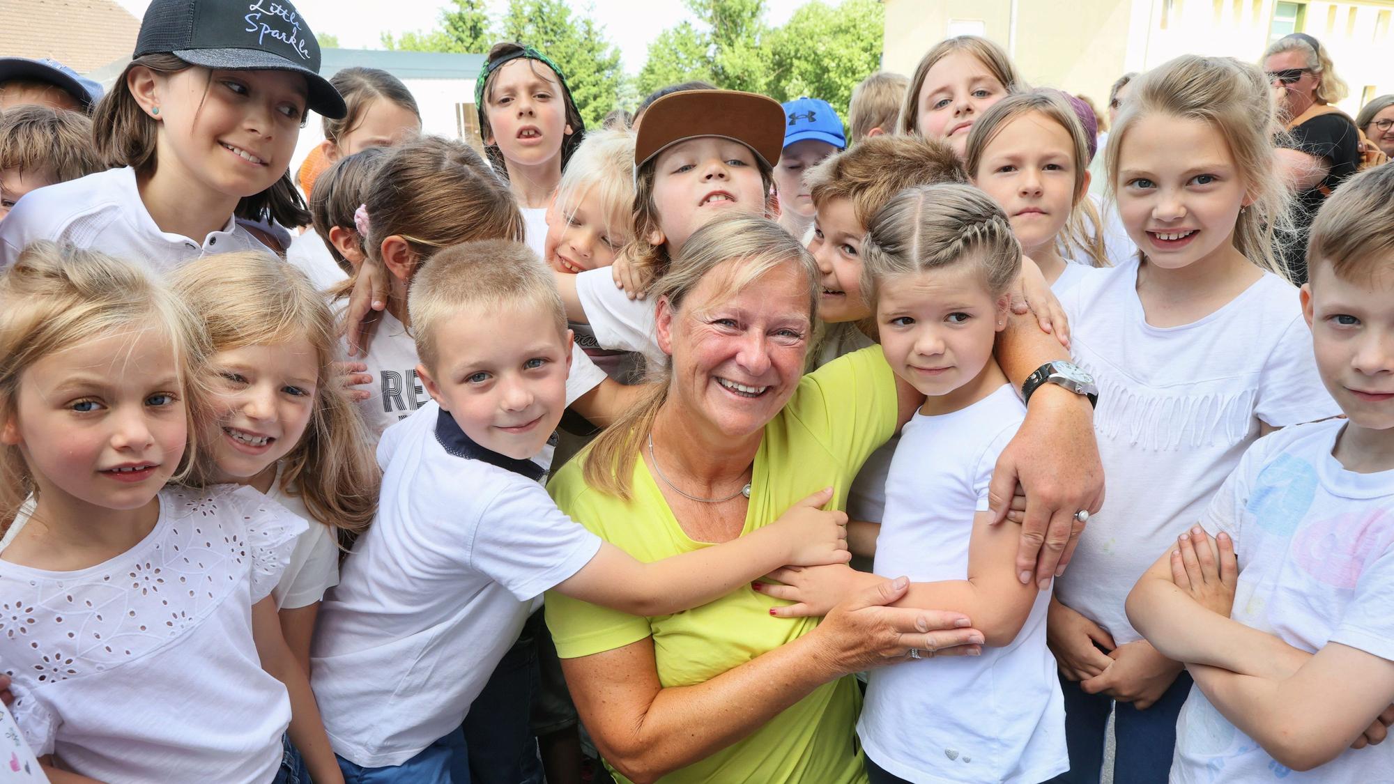 Umringt von Kindern: Birgit Jürgens geht in den Ruhestand.