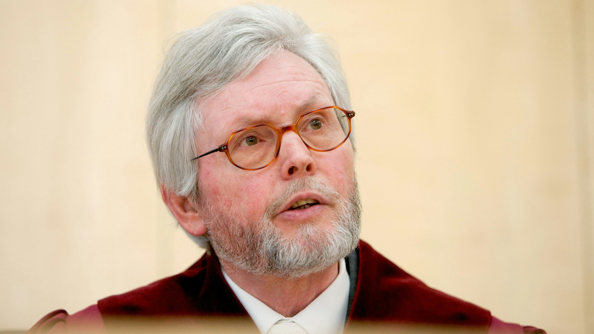 Der Präsident des NRW-Verfassungsgerichtshofs, Michael Bertrams, verkündet am 8. Dezember 2012 in Münster ein Urteil.