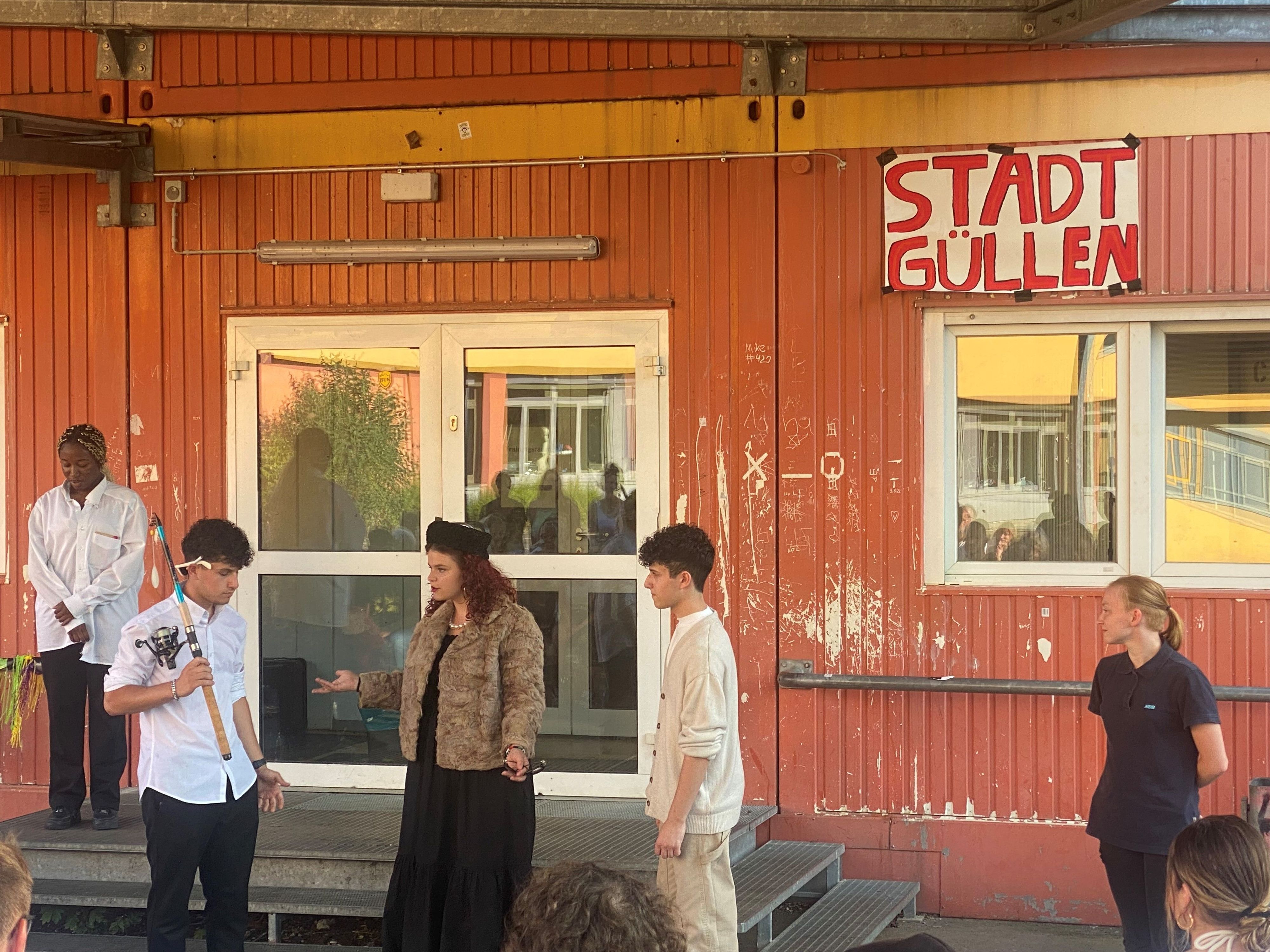 Schüler der Gesamtschule Rheindorf führen den „Besuch der alten Dame“ unter freiem Himmel auf.