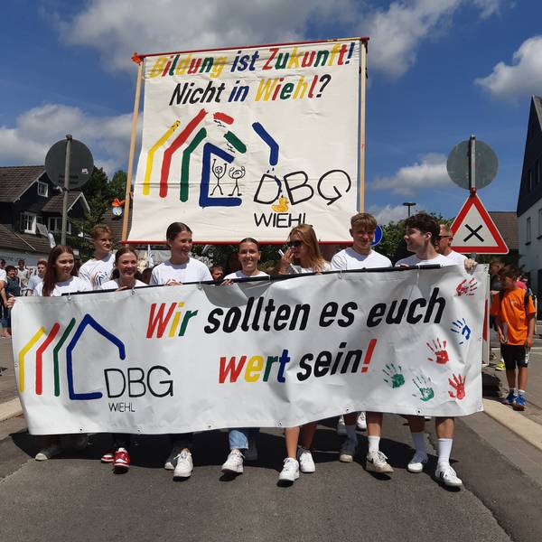 An der Spitze der Demo halten Schüler Transparente.