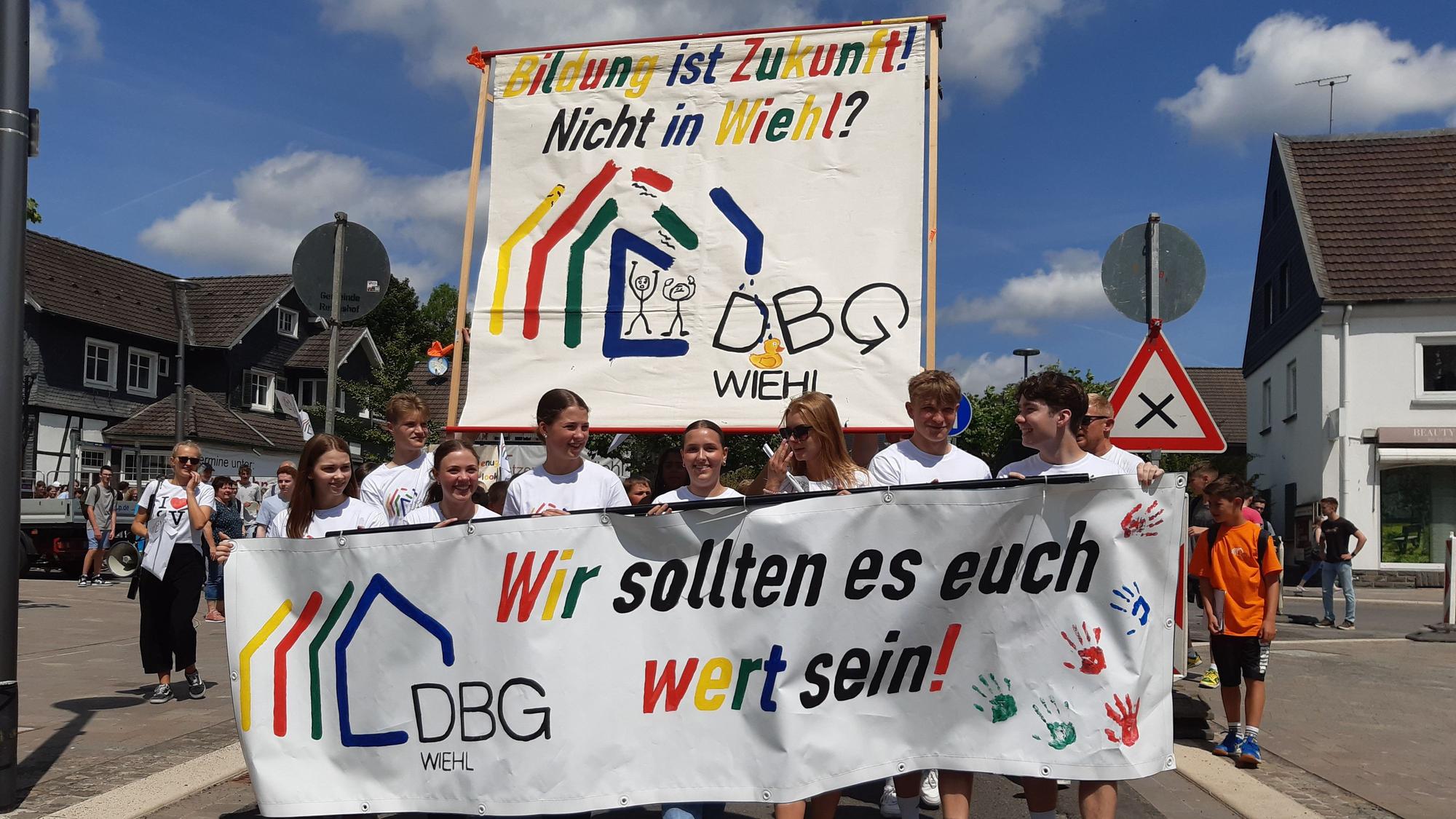 An der Spitze der Demo halten Schüler Transparente.