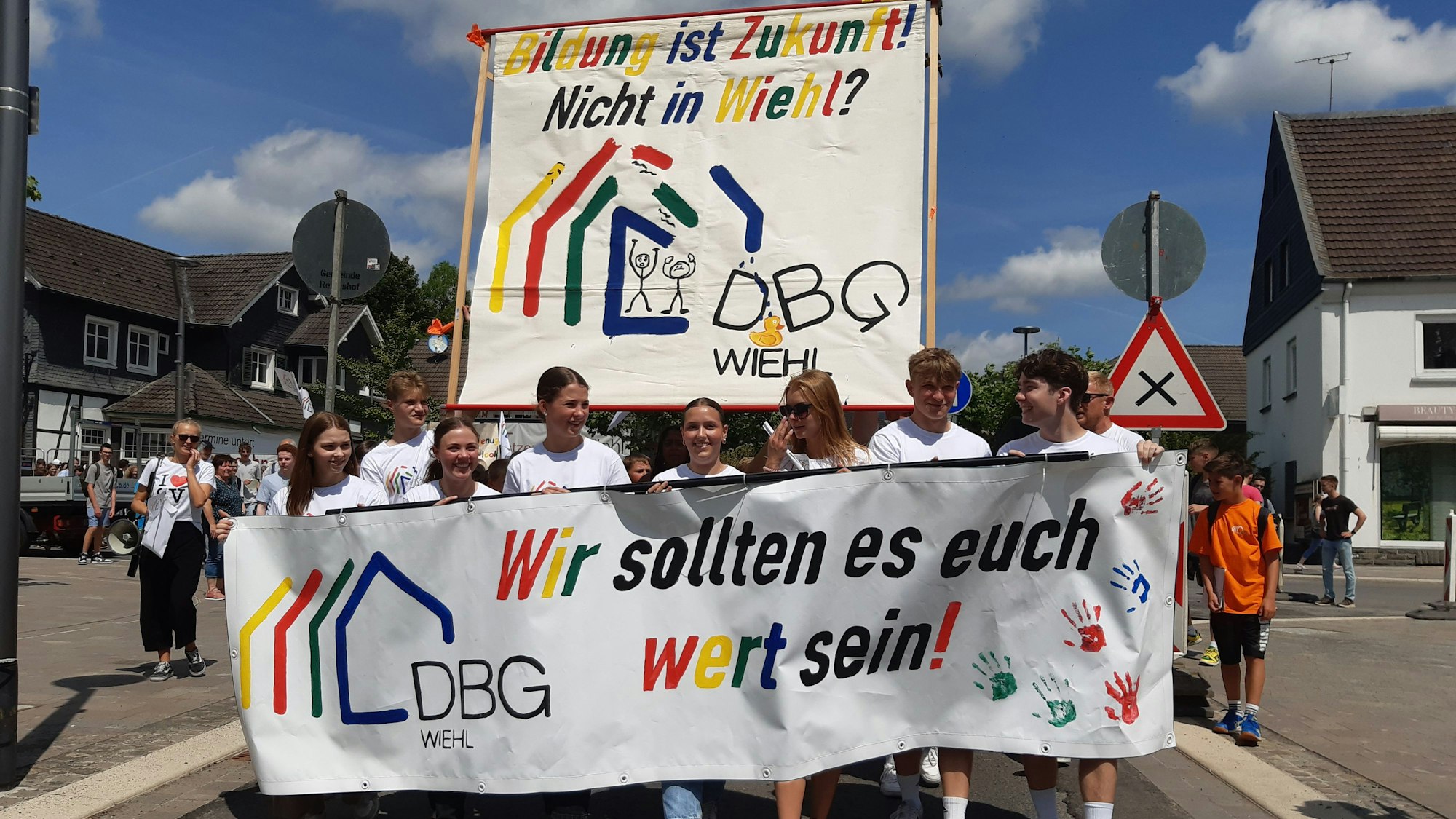 Junge Leute zeigen ein Transparent mit der Aufschrift: „Wir sollten es euch wert sein!“