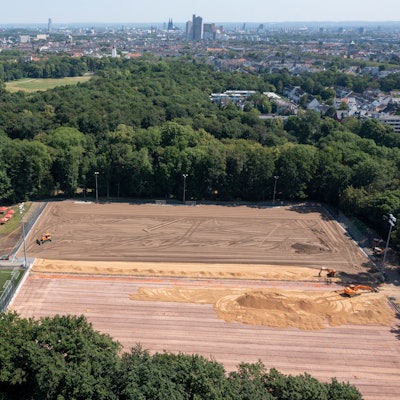 Das Luftbild zeigt die Modernisierung der südlichen Trainingsplätze am Geißbockheim.