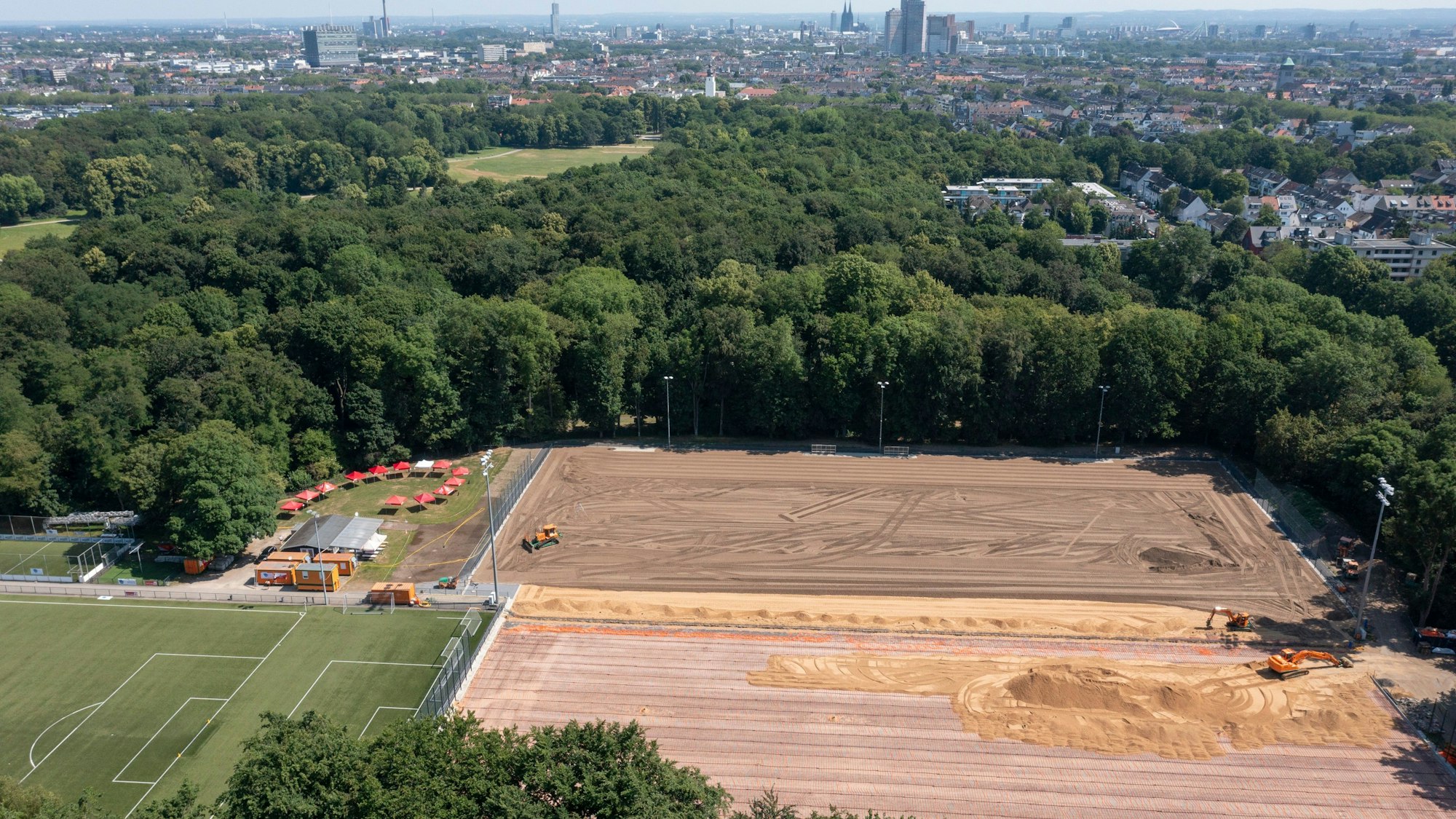 Das Luftbild zeigt die Modernisierung der südlichen Trainingsplätze am Geißbockheim.