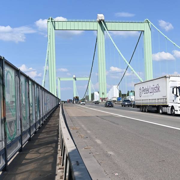Lkw fahren über die Rodenkirchener Brücke in Köln.