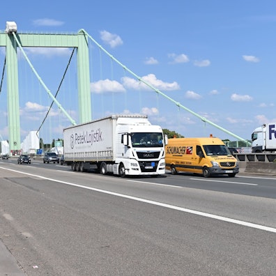 Lkw fahren über die Rodenkirchener Brücke in Köln.