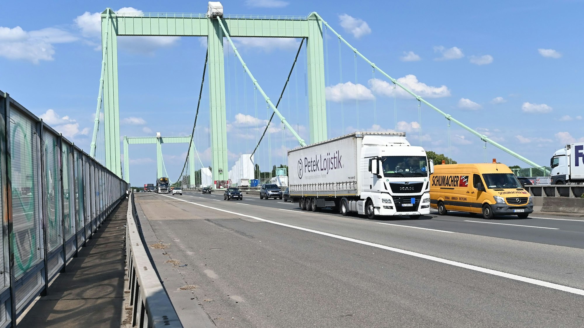 Lkw fahren über die Rodenkirchener Brücke in Köln.