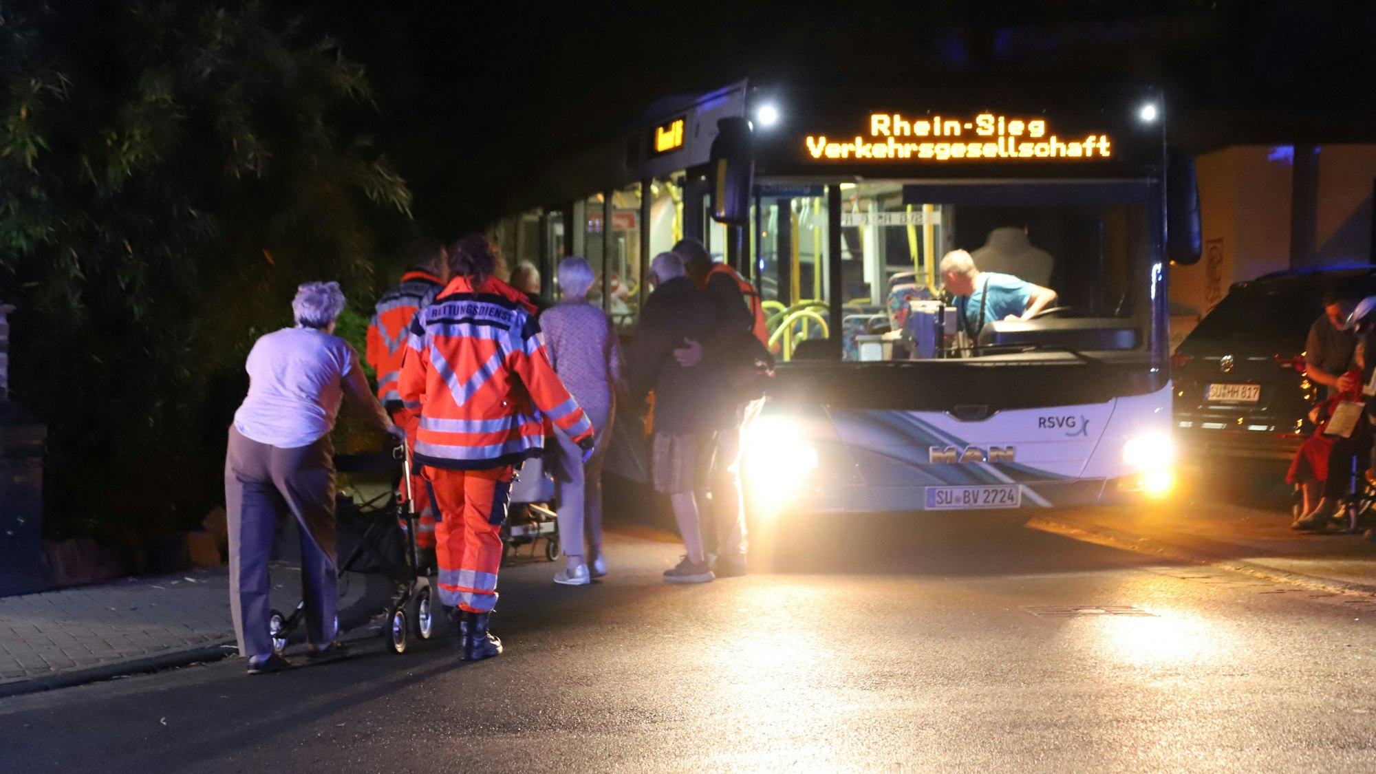 Die Senioren werden zum Bus gebracht.