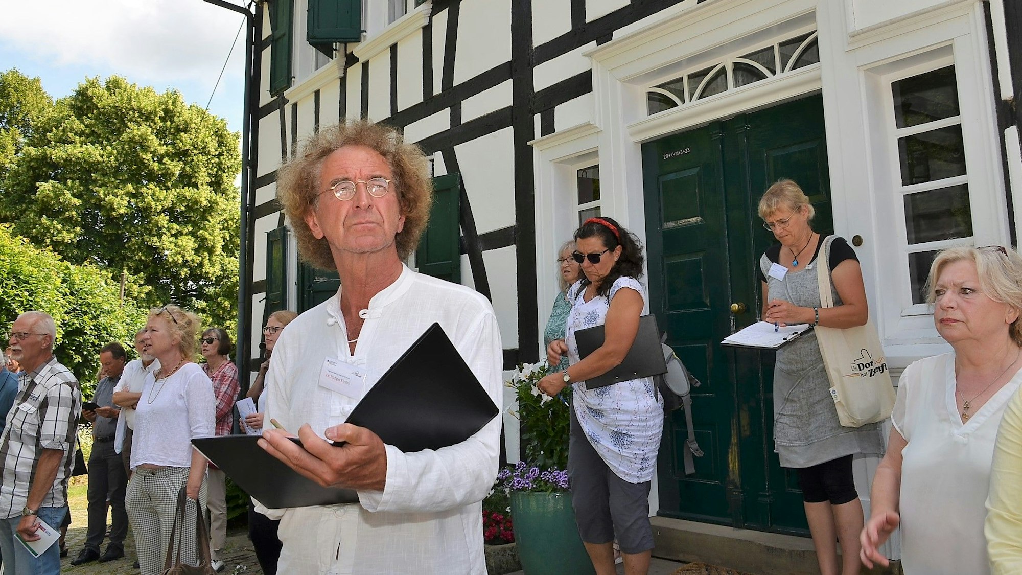 Mit konzentriertem Blick streift die Jury durch Benroth, so auch Dr. Rüdiger Kirsten am Vorländerhof.