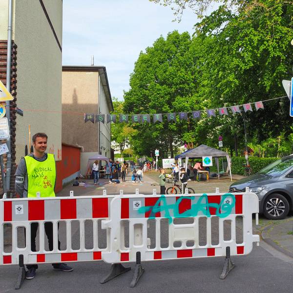Eine Straße, auf der Kinder spielen, ist gesperrt.