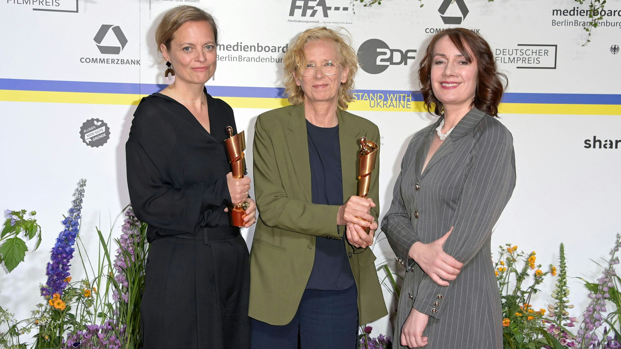 Claudia Müller (m.) mit Martina Haubrich (l.) und Claudia Wohlgenannt (r.) bei der 73. Verleihung des Deutschen Filmpreises 2023.