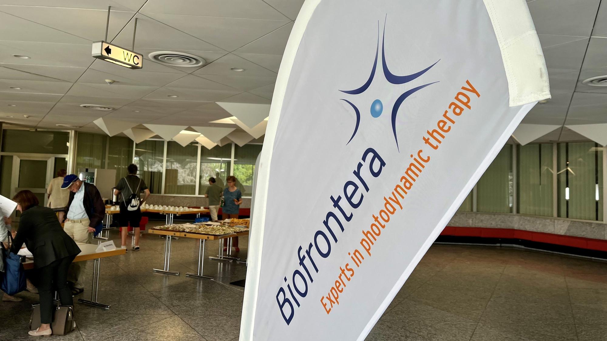 Ein Banner von Biofrontera steht vor dem Agamsaal im Forum
