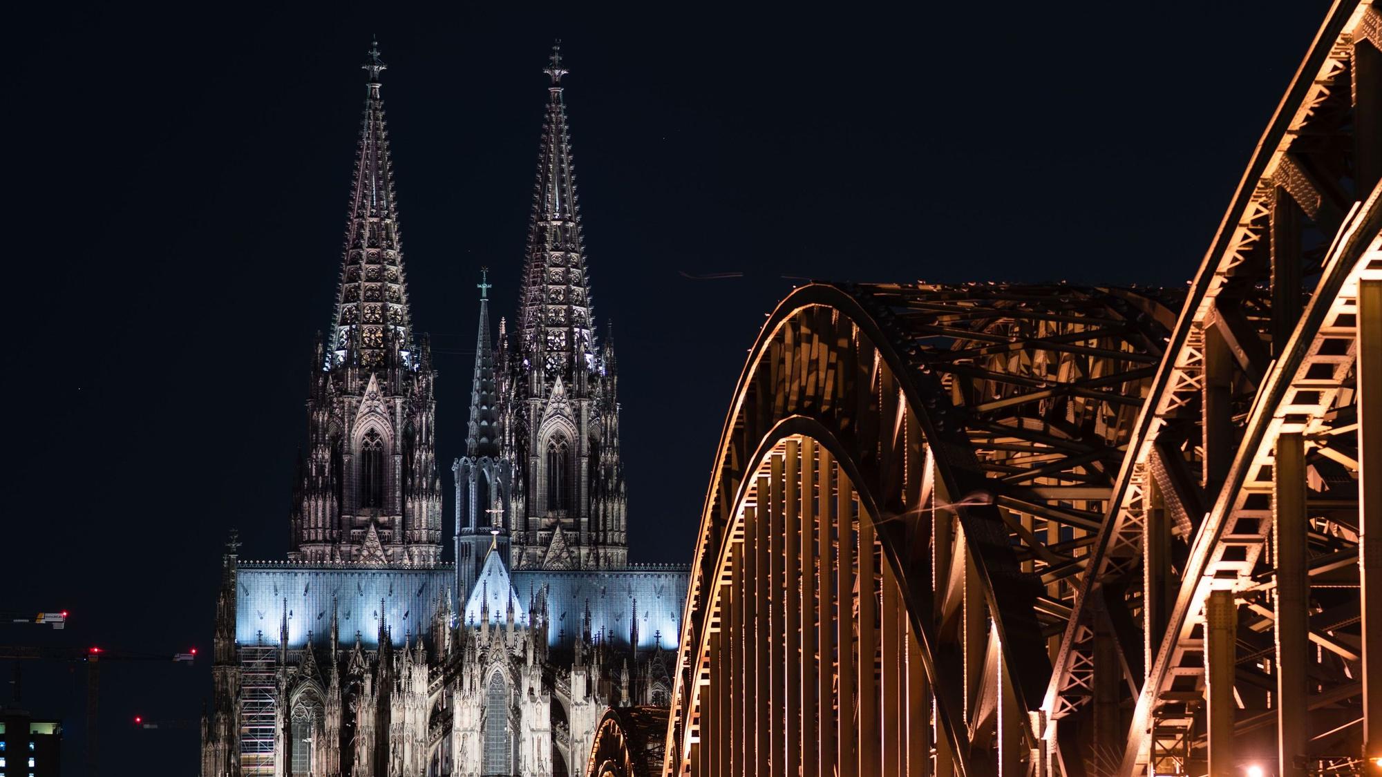 Der Kölner Dom beleuchet