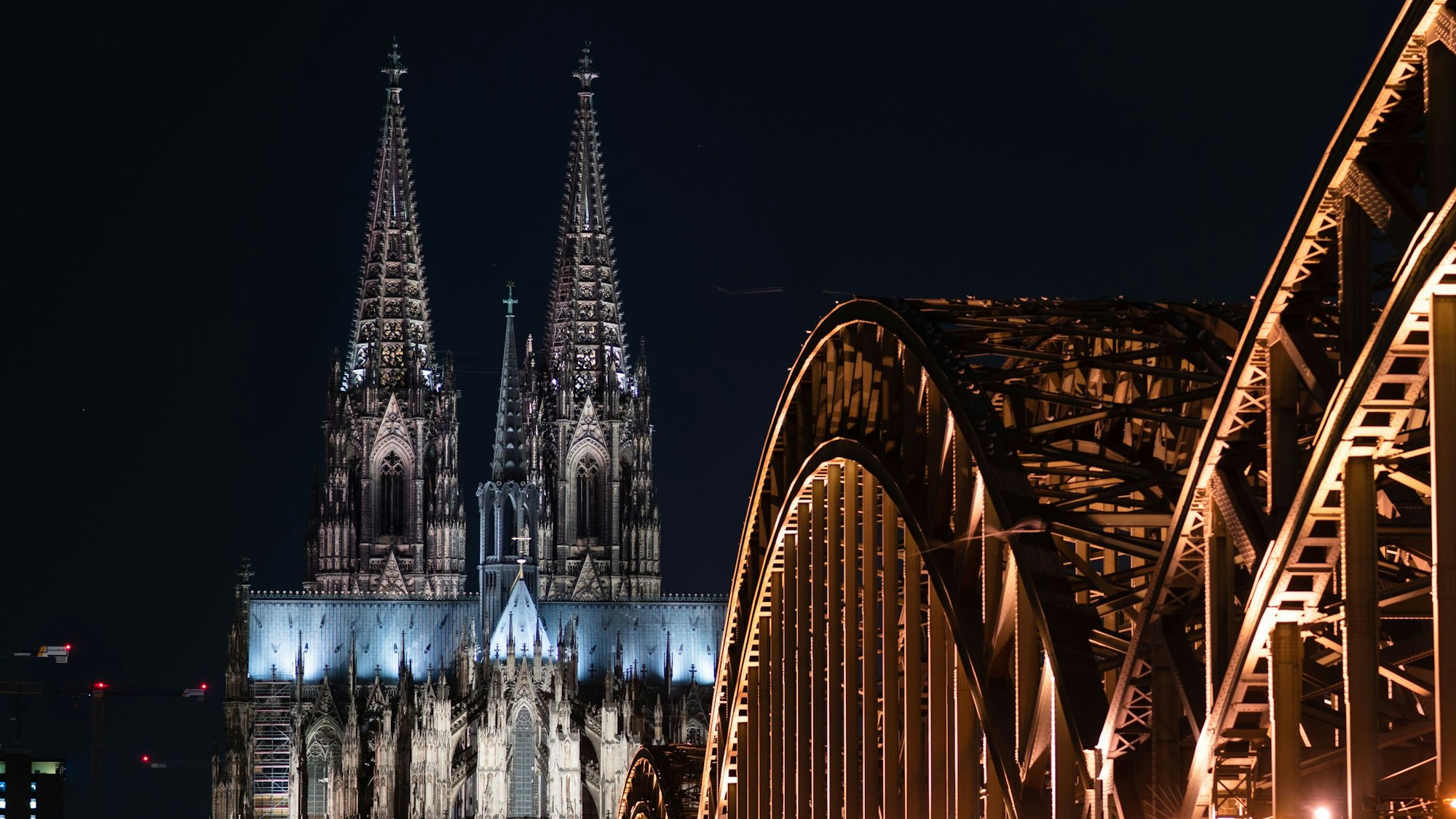 Der Kölner Dom beleuchet