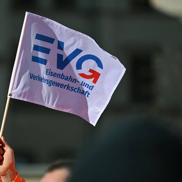 Streik-Kundgebung der Eisenbahn- und Verkehrsgewerkschaft (EVG). Die Eisenbahn-Gewerkschaft hat mit kleineren Verkehrsunternehmen offenbar eine Einigung erzielt, damit erhöht sie auch den Druck auf die Deutsche Bahn.