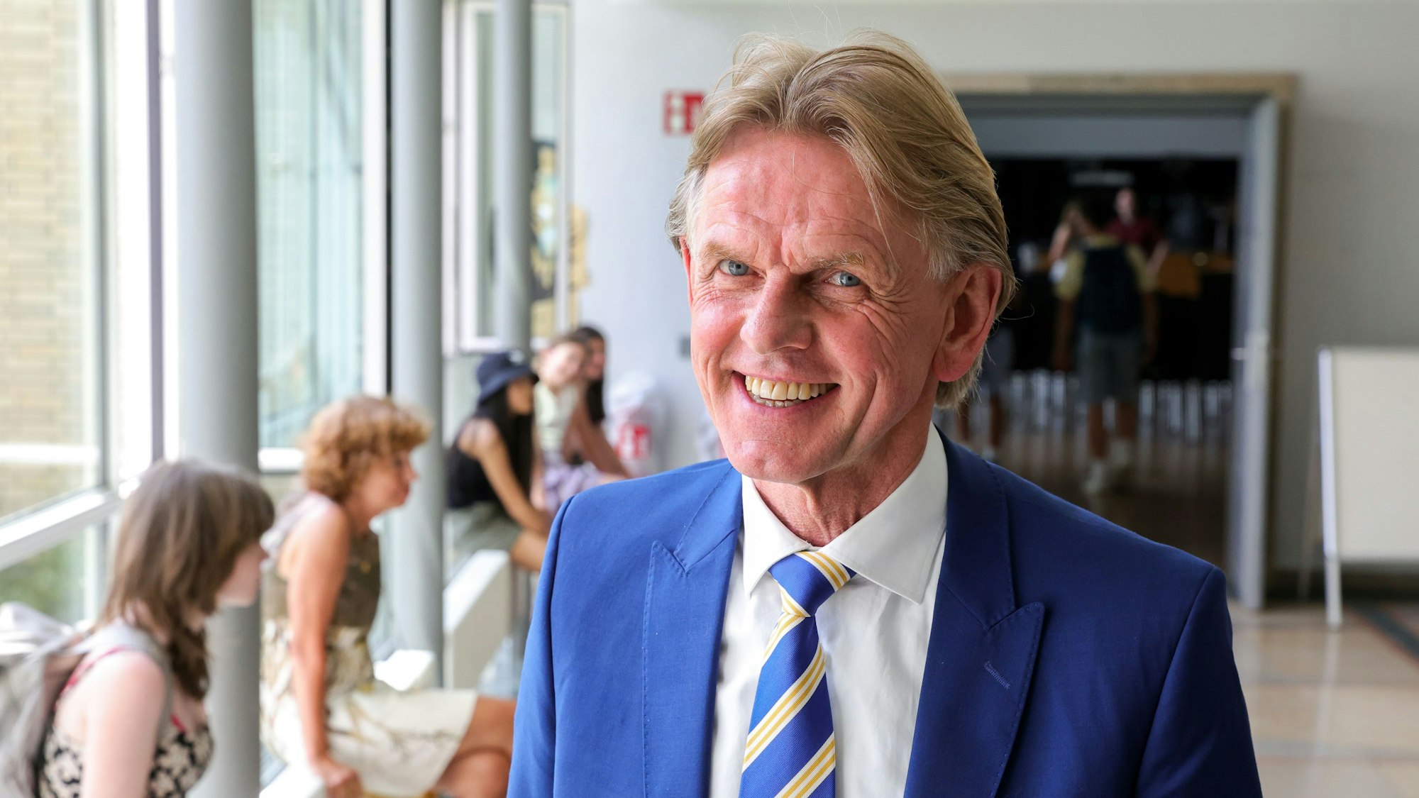 Der Schulleiter des Friedrich-Wilhelm-Gymnasium Meinolf Arnold lächelt in die Kamera.