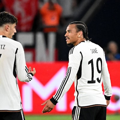 Kai Havertz und Leroy Sane diskutieren während des Spiels gegen Kolumbien.