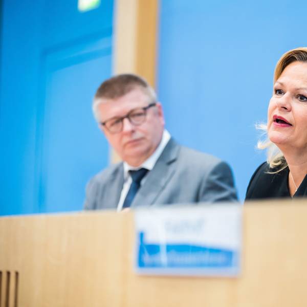 Bundesinnenministerin Nancy Faeser (SPD) stellt mit Thomas Haldenwang, Präsident des Bundesamtes für Verfassungsschutz, den Verfassungsschutzberichts 2022 in der Bundespressekonferenz vor.