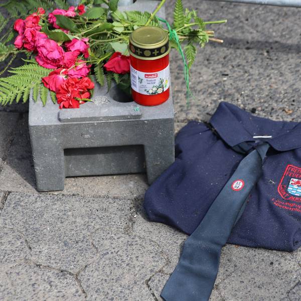 Der Giebel des denkmalgeschützten Gebäudes, bei dessen Brand zwei Feuerwehrleute starben, ist am Dienstag eingerissen worden.