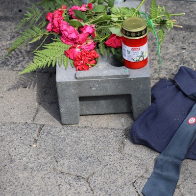 Der Giebel des denkmalgeschützten Gebäudes, bei dessen Brand zwei Feuerwehrleute starben, ist am Dienstag eingerissen worden.