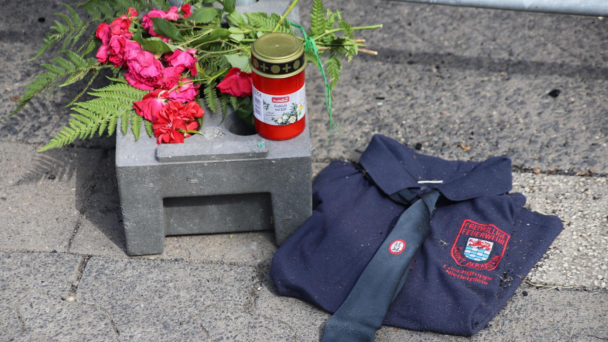 Der Giebel des denkmalgeschützten Gebäudes, bei dessen Brand zwei Feuerwehrleute starben, ist am Dienstag eingerissen worden.