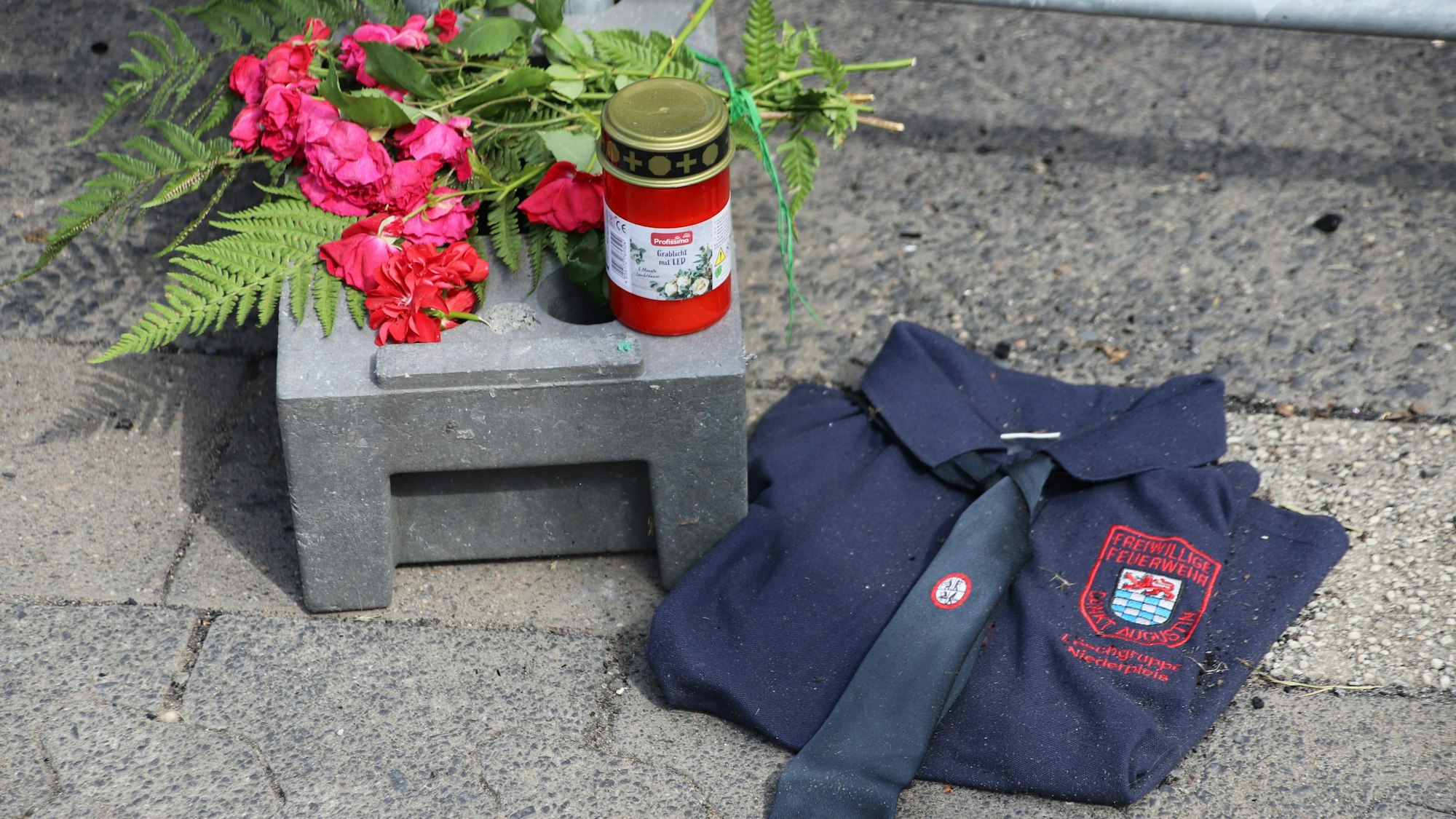 Der Giebel des denkmalgeschützten Gebäudes, bei dessen Brand zwei Feuerwehrleute starben, ist am Dienstag eingerissen worden.