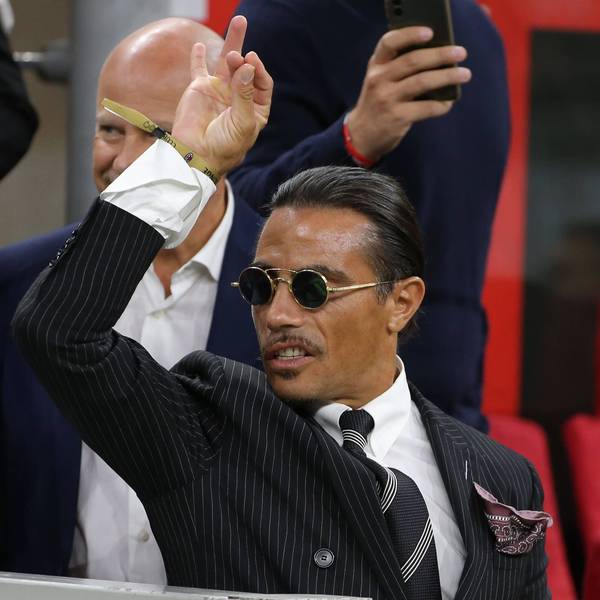 Salt Bae bei einem Fußballspiel der Serie A auf der Tribüne.
