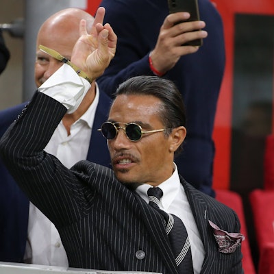 Salt Bae bei einem Fußballspiel der Serie A auf der Tribüne.