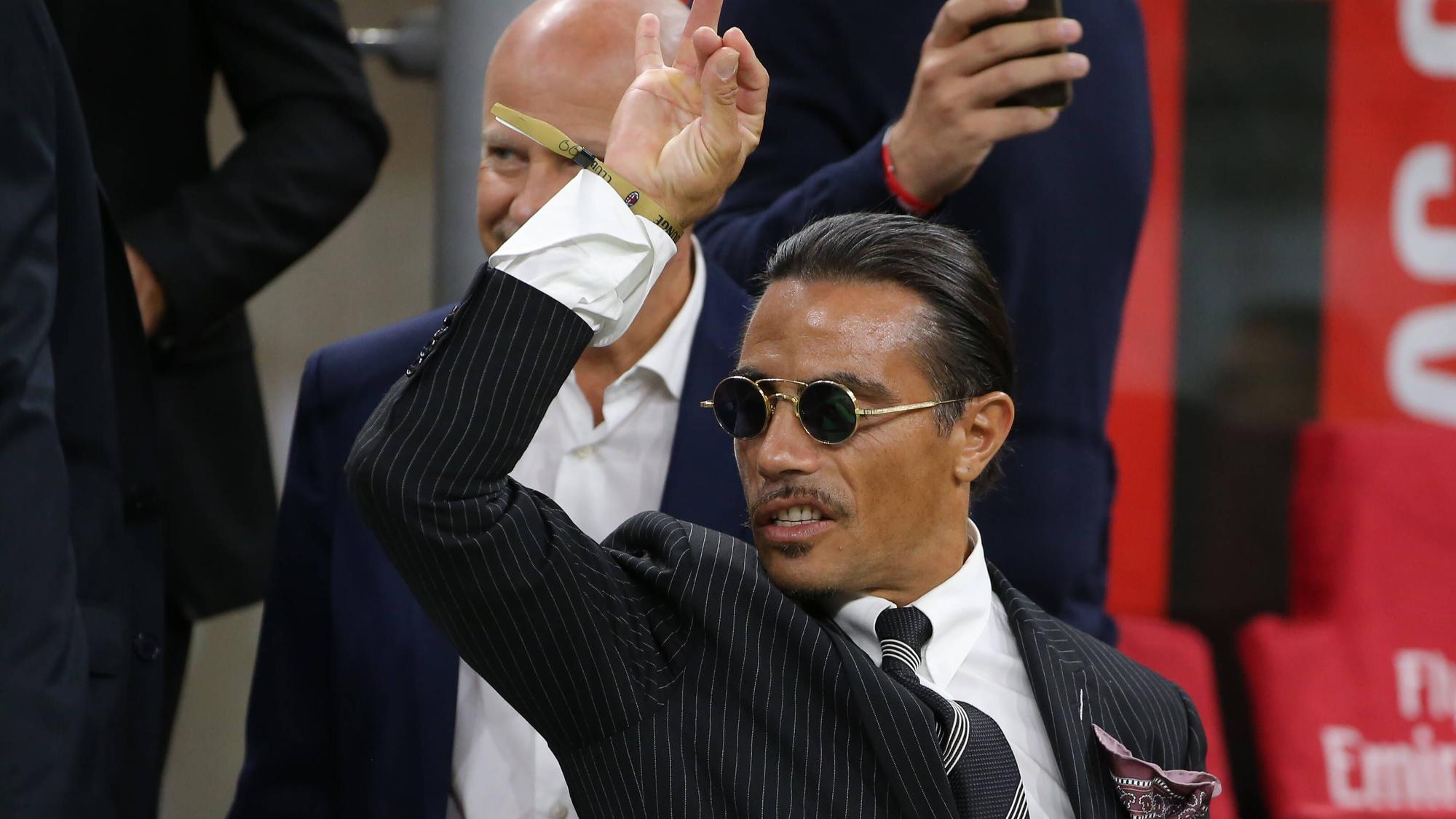 Salt Bae bei einem Fußballspiel der Serie A auf der Tribüne.