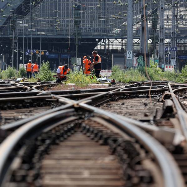 17.06.2023
Köln
Der Kölner Hauptbahnhof ist aufgrund der Zweiten Baustufe des elektronischen Stellwerk (ESTW) Köln Hbf tagsüber wegen Umrüstungsarbeiten für Fern- und Regionalverkehr geschlossen.
Foto: Martina Goyert