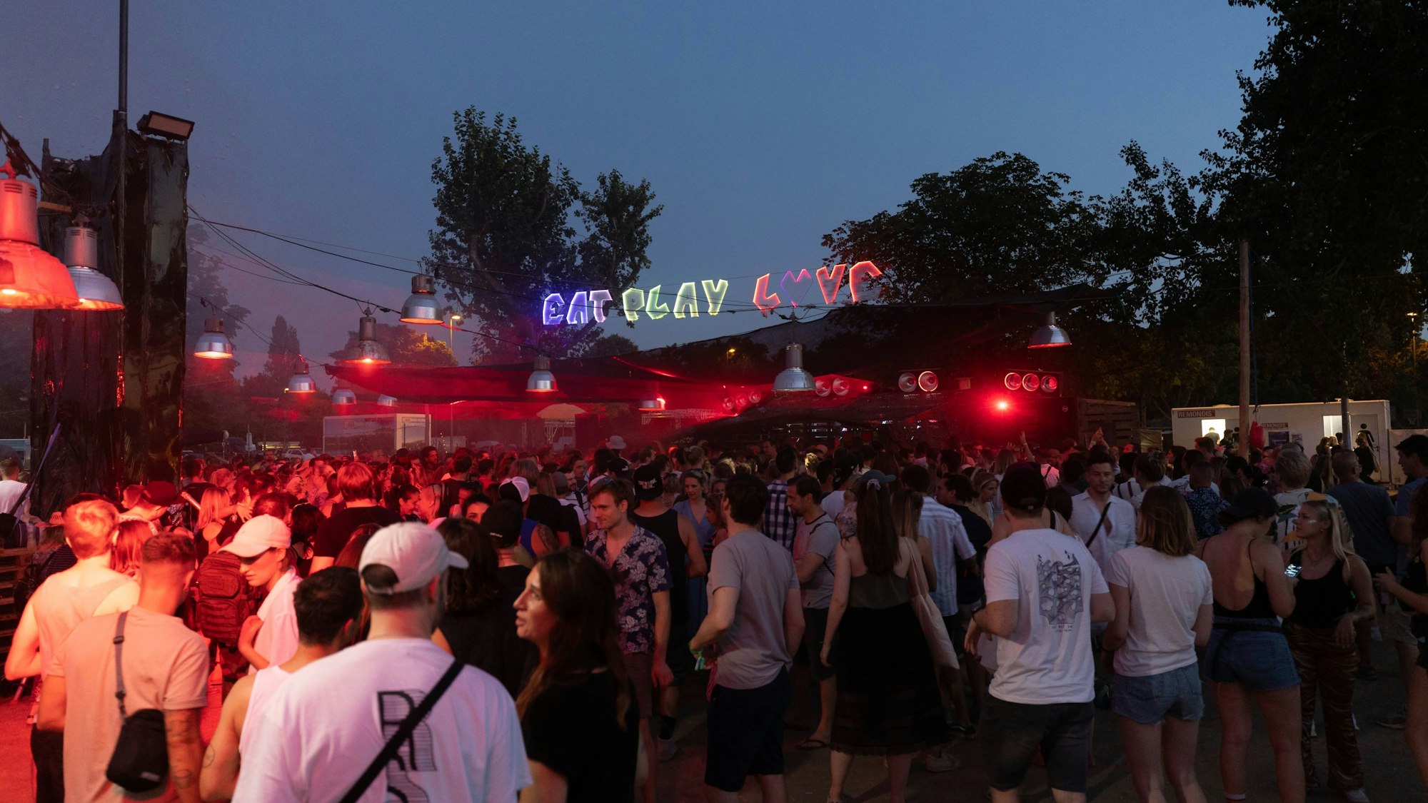 Menschentraube auf dem „Eat Play Love“-Festival