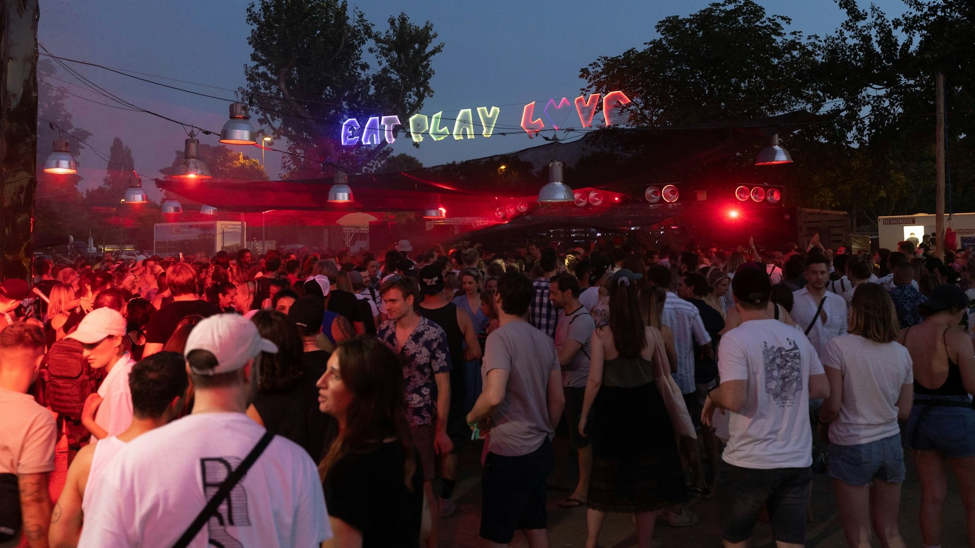 Menschen feiern beim Festival Eat Play Love.