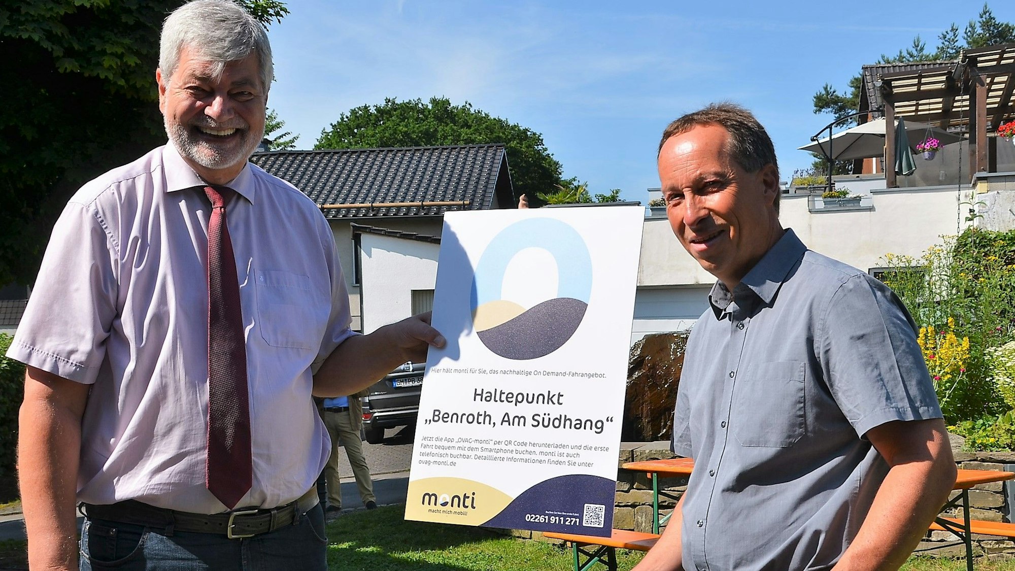 Nümbrechts Bürgermeister Hilko Redenius (l.) und Kreisdezernent Frank Herhaus präsentieren die Haltestellenschilder.