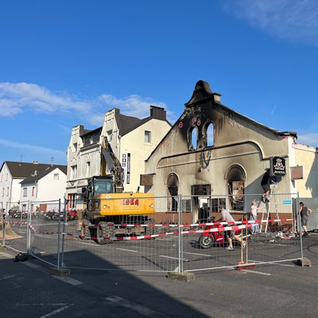 Der Giebel des denkmalgeschützten Gebäudes, bei dessen Brand zwei Feuerwehrleute starben, ist am Dienstag eingerissen worden.