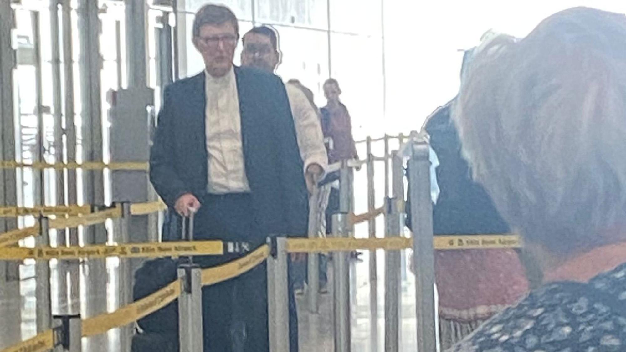 Der Kölner Kardinal Woelki am Flughafen Köln/Bonn, er reist nach dem Eklat bei der Bischofskonferenz nach Rom.