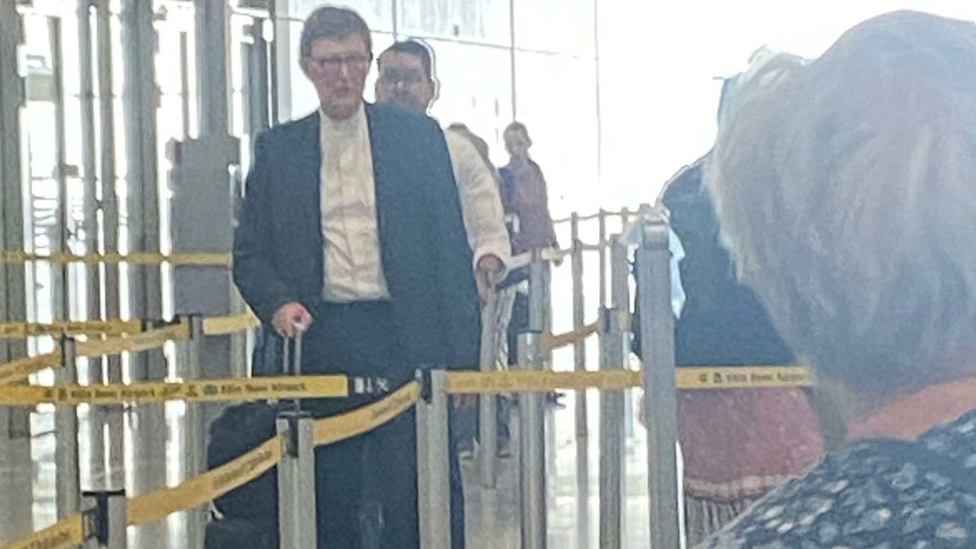 Der Kölner Kardinal Woelki am Flughafen Köln/Bonn, er reist nach dem Eklat bei der Bischofskonferenz nach Rom.