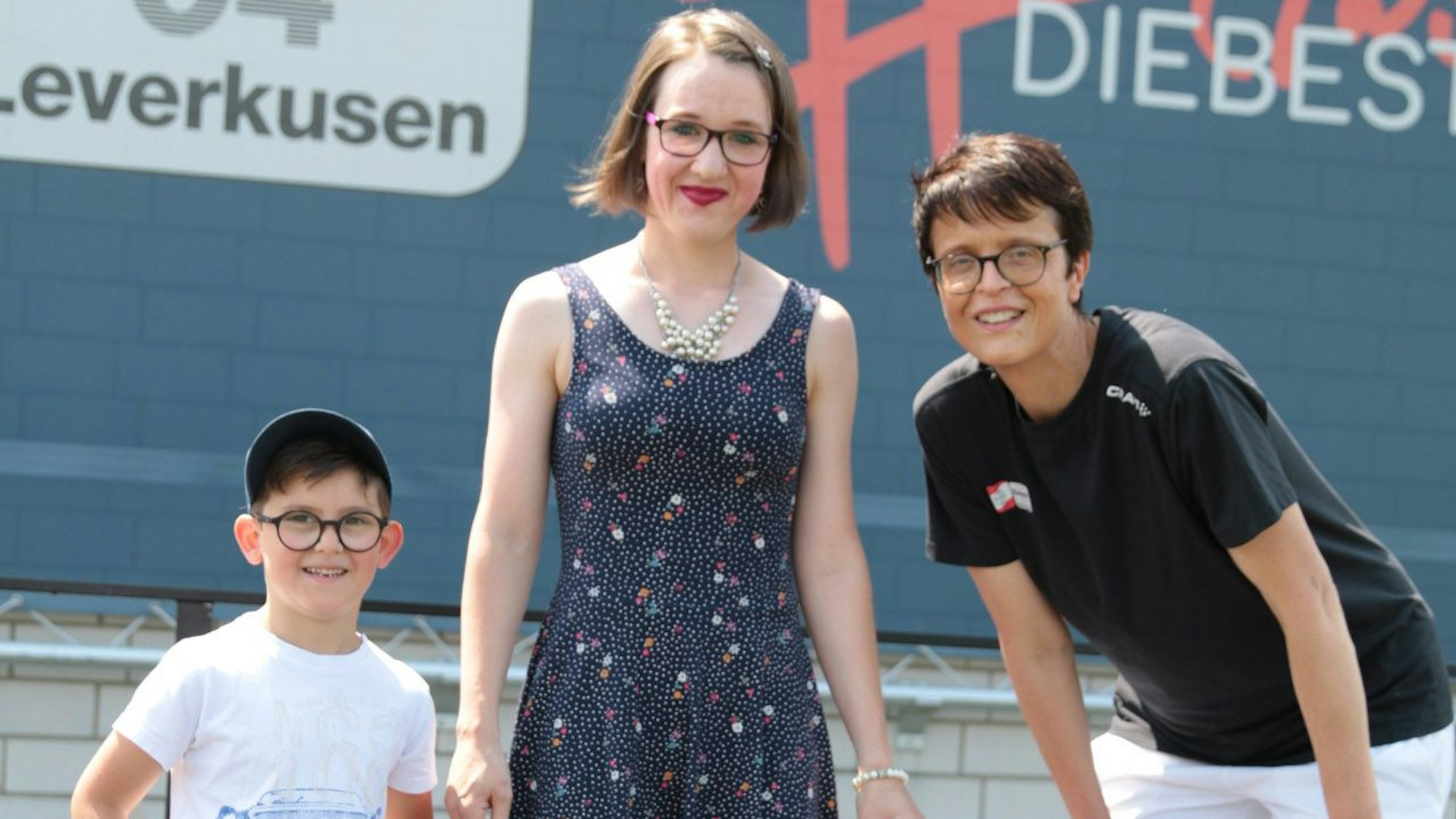 Weltmeisterin Franziska Dziallas bei ihrer Ehrung im Gespräch mit Geschäftsführerin Anne Wingchen.