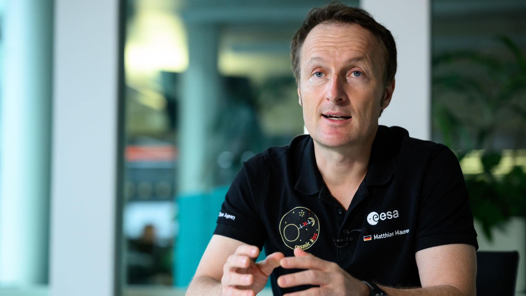 Der deutsche Astronaut Matthias Maurer weiß: Die Besatzung muss Ruhe bewahren, auch wenn das sicher nicht leicht ist.