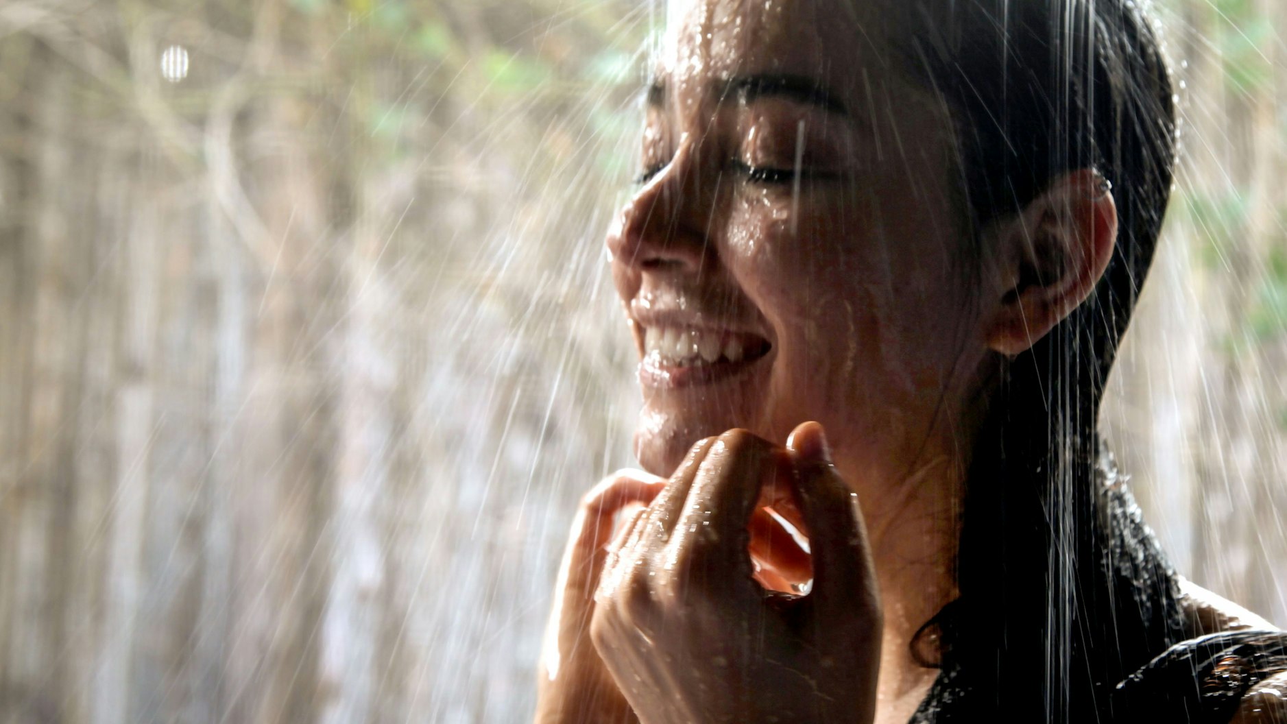 Frau unter der Dusche