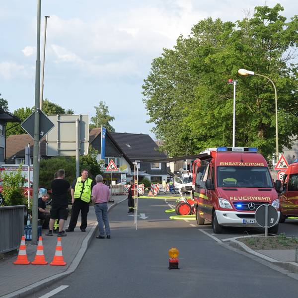 Feuerwehrfahrzeuge stehen auf der Wipperfürther Straße in Kürten.