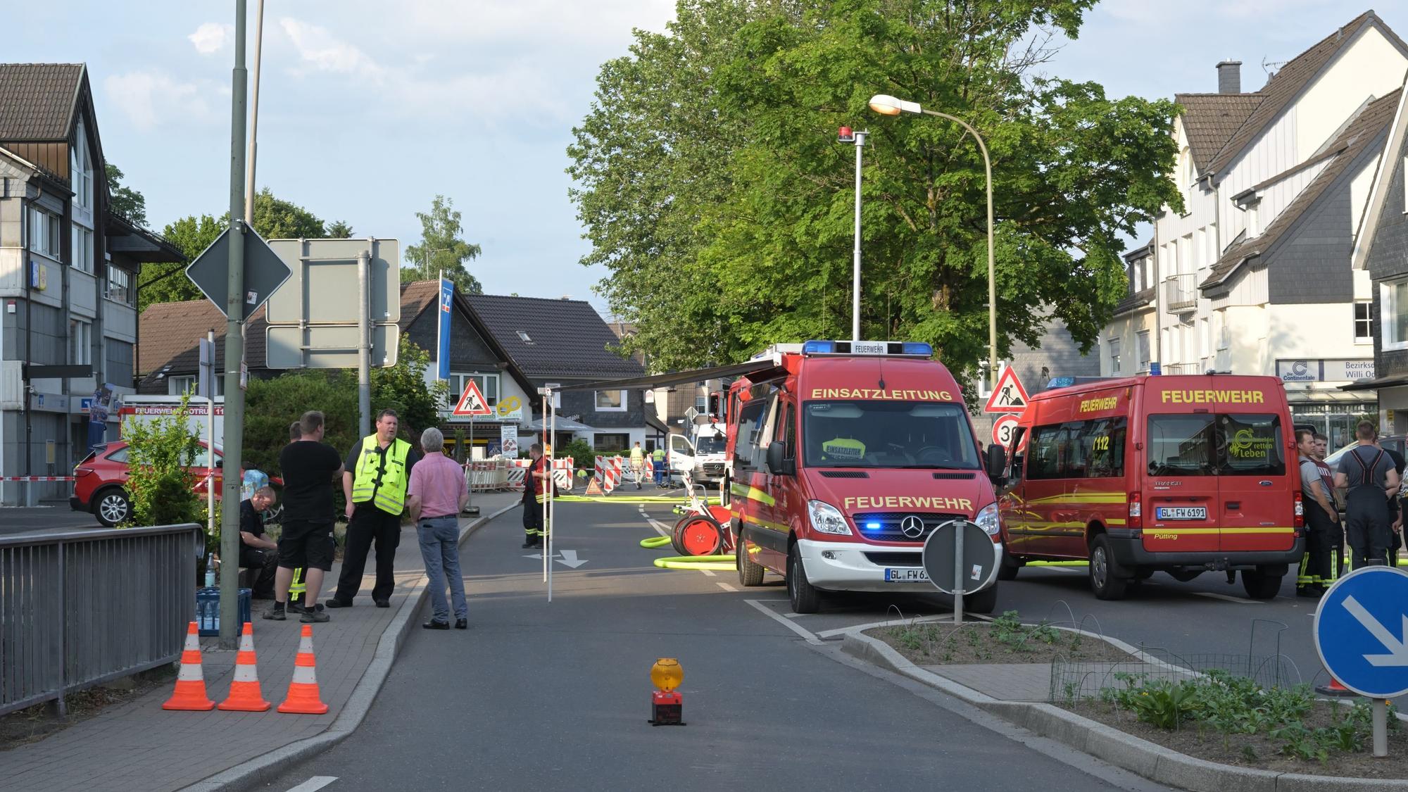 Feuerwehrfahrzeuge stehen auf der Wipperfürther Straße in Kürten.