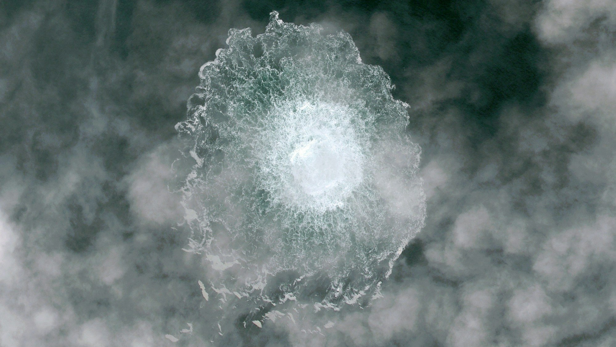 Das Nord Stream 1-Gasleck in der Ostsee, fotografiert von dem Satelliten Pléiades Neo. Neue Recherchen deuten offenbar darauf hin, dass bei der Sprengung von Nord Stream 2 ein kleinerer Sprengsatz verwendet wurde, als bisher vermutet. (ARchivbild)