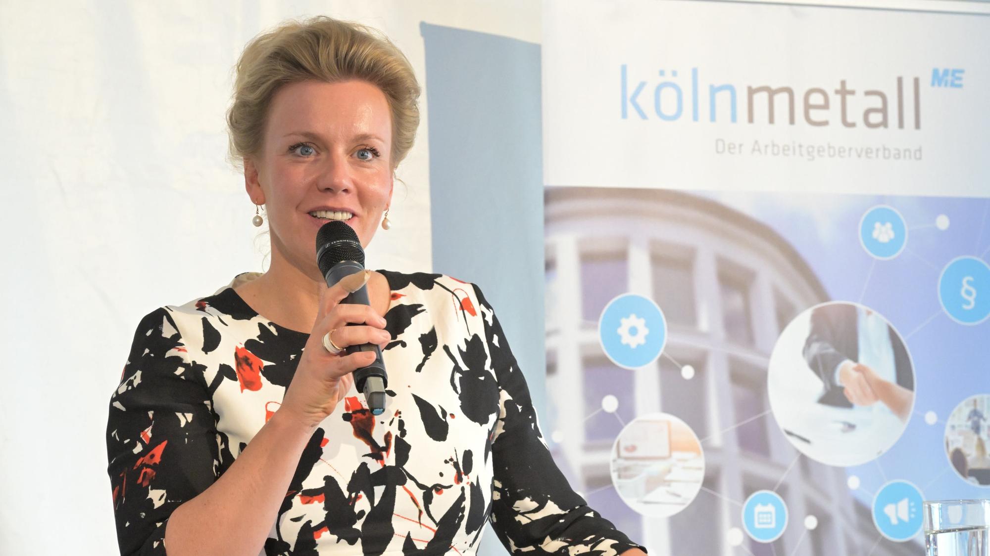 Ina Brandes steht auf der Bühne und hält eine Rede.