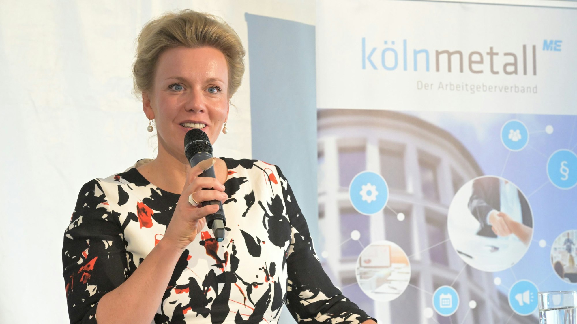 Ina Brandes steht auf der Bühne und hält eine Rede.