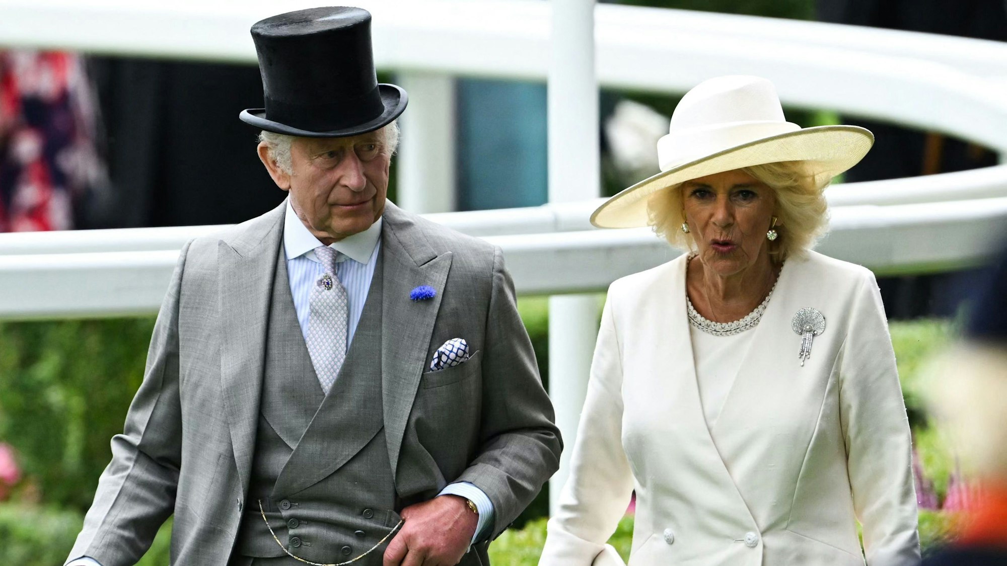 König Charles III. (l) und Königin Camilla bei ihrer Ankunft beim Royal Ascot.
