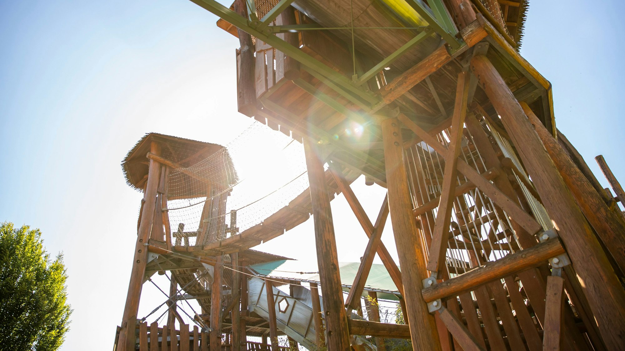 Klettergerüst mit mehreren Türmen und einer Rutsche.